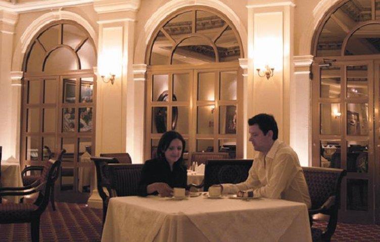 Safi Royal Luxury Valle San Pedro Garza Garcia Restoran fotoğraf A restaurant in Tehran