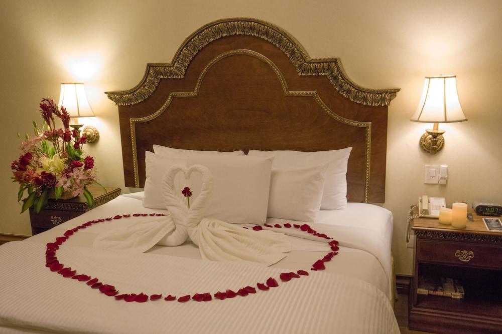Safi Royal Luxury Valle San Pedro Garza Garcia Dış mekan fotoğraf A bed with a towel swan