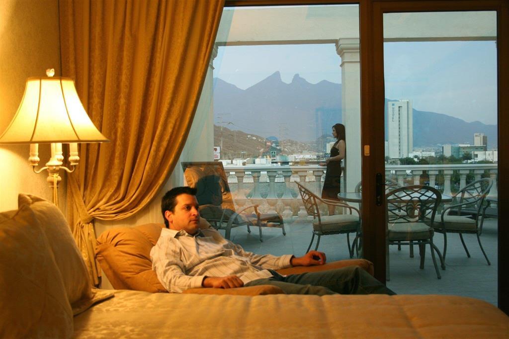 Safi Royal Luxury Valle San Pedro Garza Garcia Oda fotoğraf A guest at the Four Seasons Hotel in Santiago, Chile