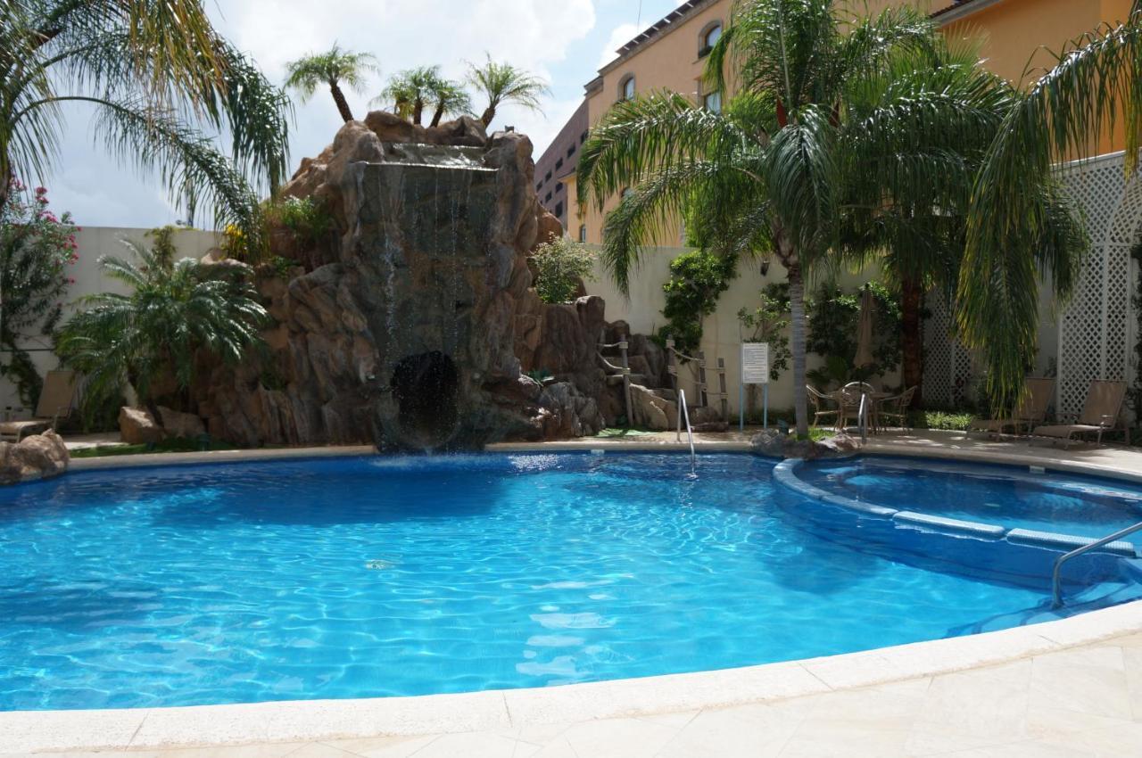 Safi Royal Luxury Valle San Pedro Garza Garcia Dış mekan fotoğraf Swimming pool at the hotel