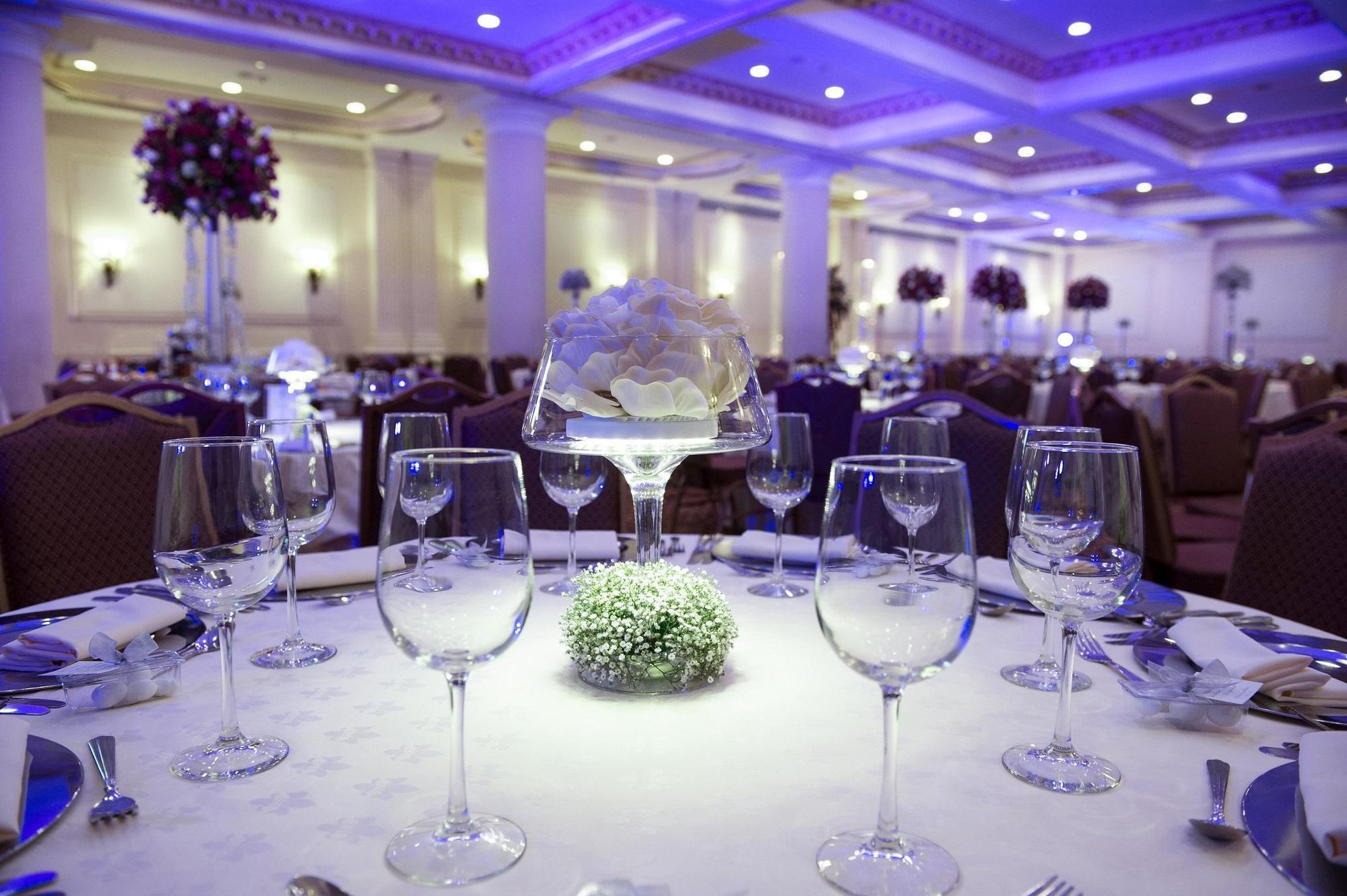 Safi Royal Luxury Valle San Pedro Garza Garcia Dış mekan fotoğraf A table set for a formal dinner