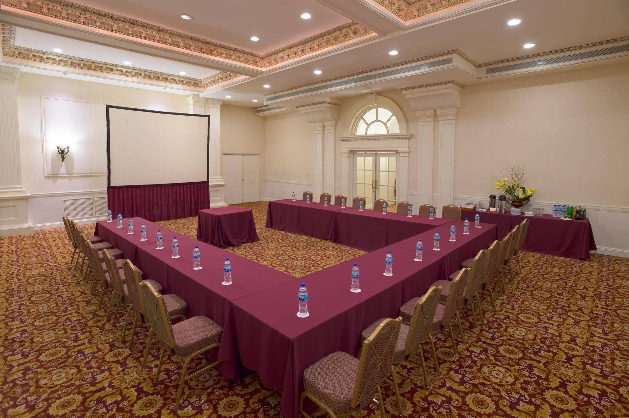 Safi Royal Luxury Valle San Pedro Garza Garcia Dış mekan fotoğraf U-shaped table layout