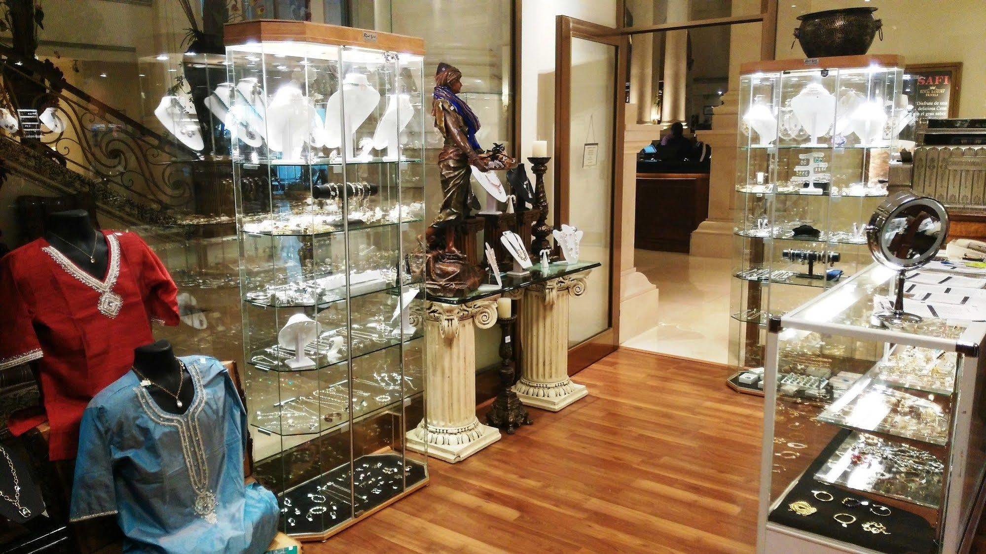 Safi Royal Luxury Valle San Pedro Garza Garcia Dış mekan fotoğraf A jewellery shop in the shopping mall